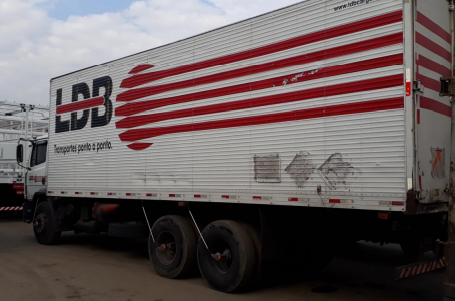  VEÍCULO PLACA CYN9965. RENAVAM: 789663546. CHASSI: 9BM6931082B314798. CNPJ DOPROPRIETÁRIO: 09.411.448/0002-53. DESCRIÇÃO: 01 veículo marca/modelo: M.BENZ/1420,tipo: caminhão, cor branca, ano/modelo: 2002/2002, combustível: diesel. Certificou o oficial dejustiça em 22 de agosto de 2018: 